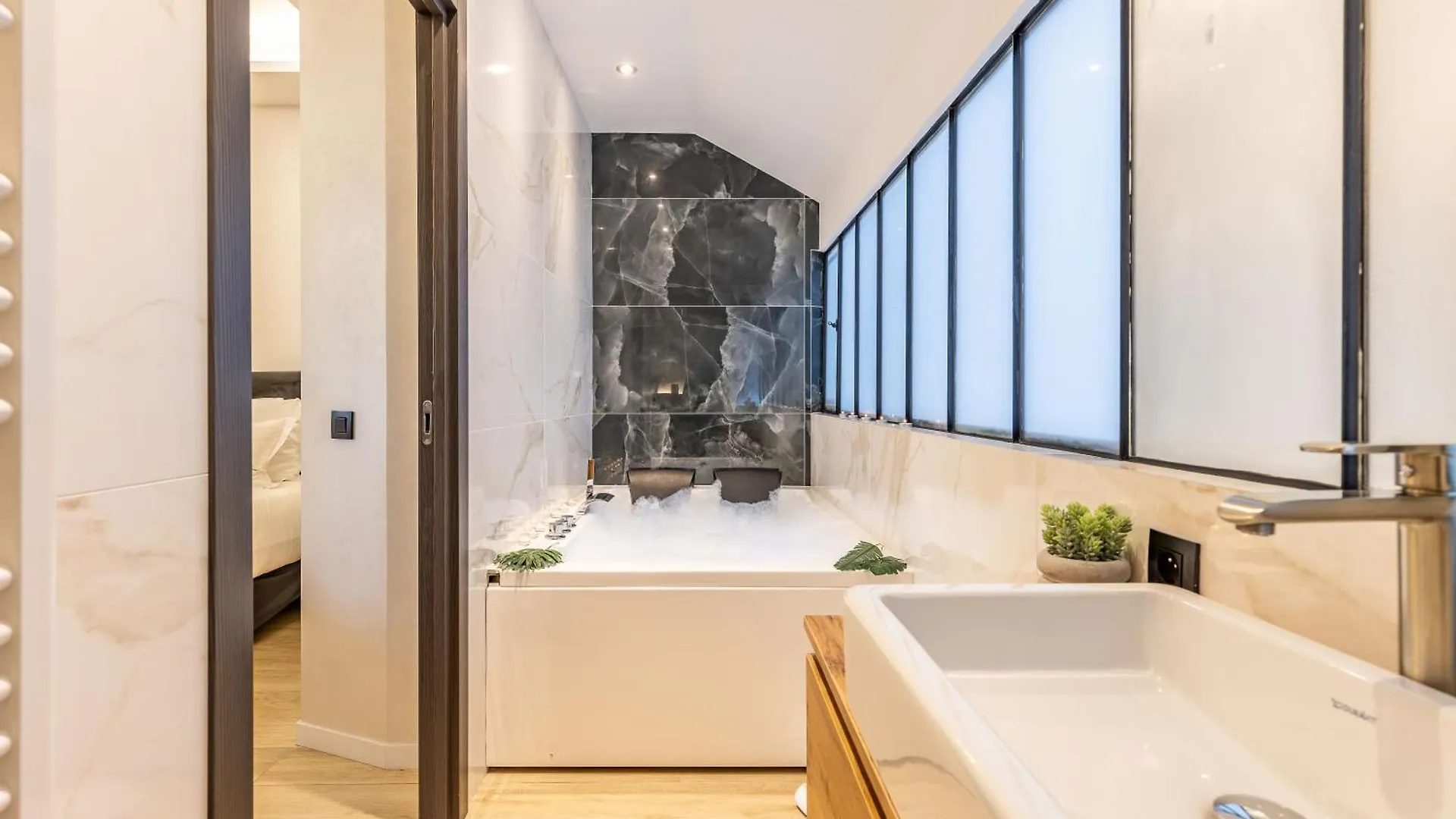 Bliss Triplex - Hyper Centre - Sauna - Bbq - Jacuzzi - Lracannes 0*, Cannes France